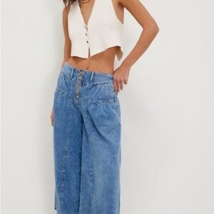 The influencer famous We The Free Blossom Meadow pull on Jean.